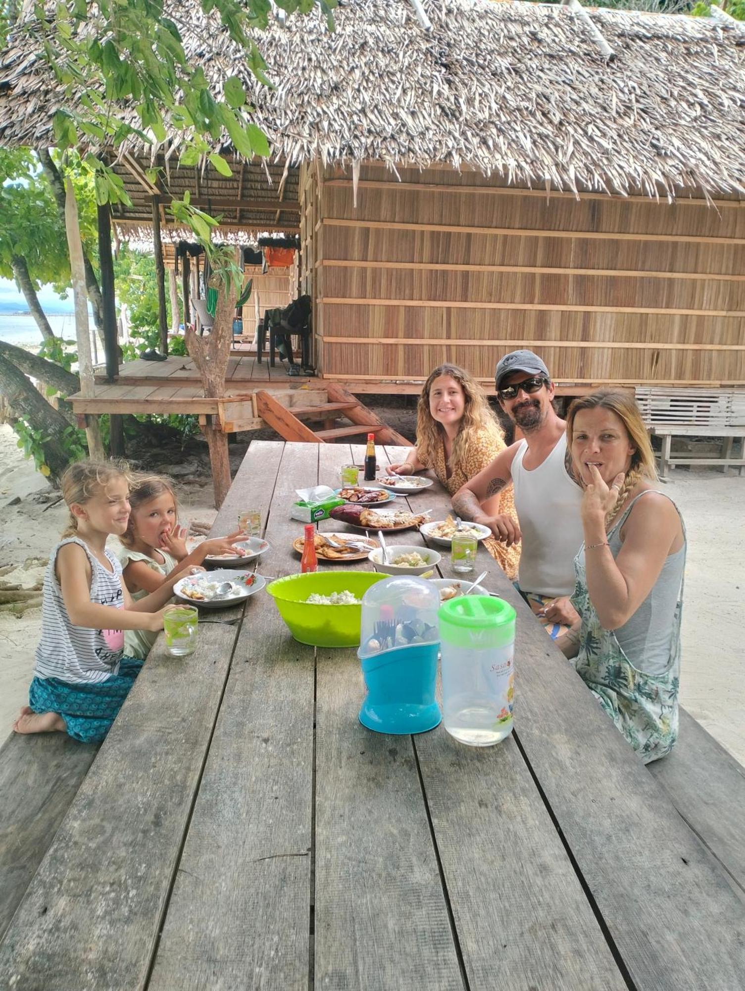 Mambetron Homestay Raja Ampat Pulau Mansuar Экстерьер фото